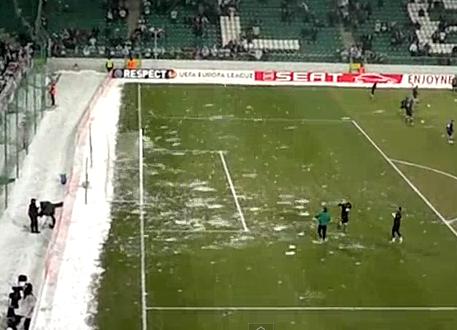 Legia-Warsaw-fans-throw-snowballs